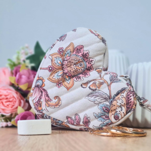 Trousse cœur matelassée motif floral – vue 1