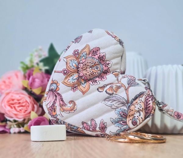 La Trousse Cœur Matelassée – Motif Floral